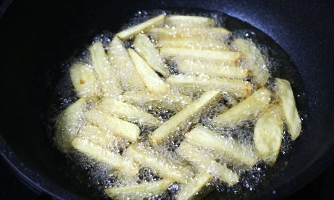 Τρανς λιπαρά: Τι είναι και πώς επιδρούν στην υγεία – Τι ισχύει με τις μαργαρίνες και το ηλιέλαιο στην ελληνική αγορά